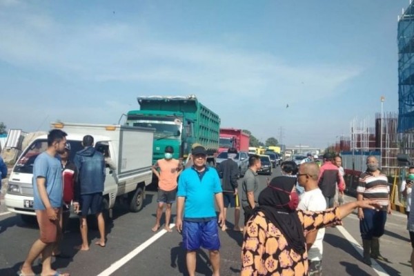 Proyek KCIC Bikin Banjir, Warga Baturaden Blokade Jalan Tol Padaleunyi