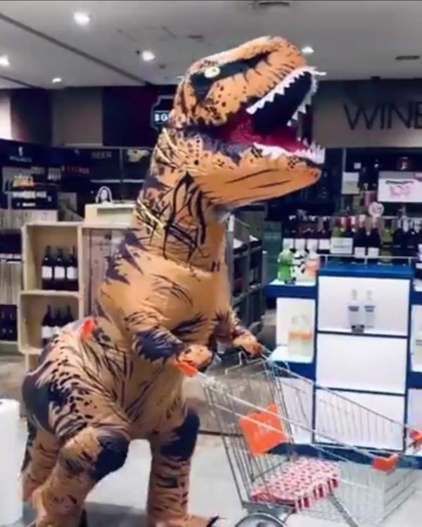 Viral, Orang Ini Belanja Pakai Kostum T-Rex Agar Tak Kena Virus Corona