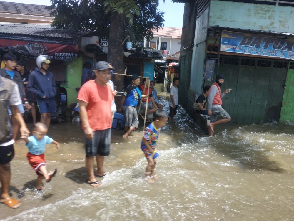[FOTO] Berjibaku Menghindari Penyebaran COVID-19 di Pengungsian Banjir