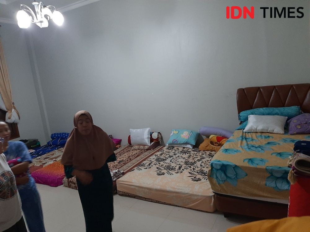 Duh, Tempat Tidur Tenaga Medis RSUD Banten di Lantai dan Berdempet