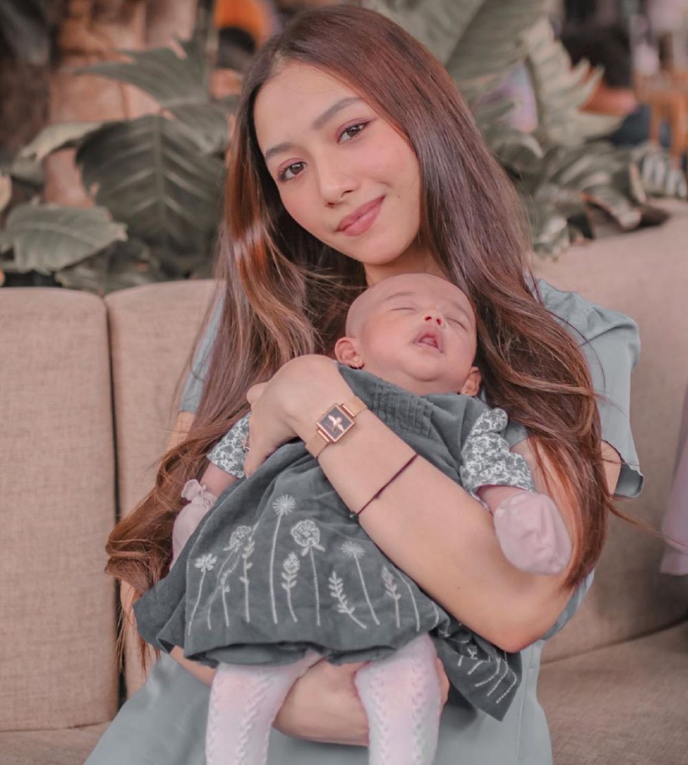 Jadi Mama Muda, 10 Potret Adzana Bing Slamet Saat Momong Anak
