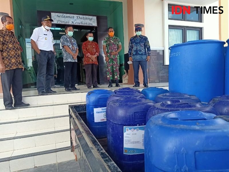 Tim Satgas COVID-19 PPU Dapat Sumbangan 1.000 Liter Disinfektan