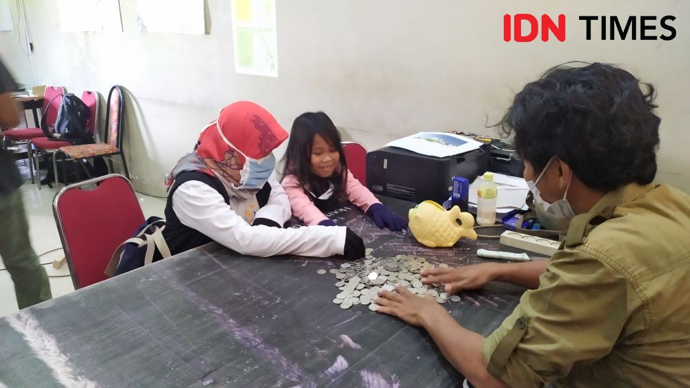 Bocah di Makassar Bongkar Celengan untuk Donasi Bantu APD Tenaga Medis