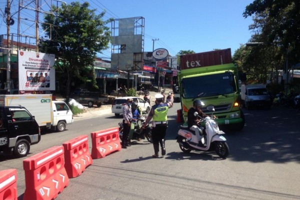Jalan Utama Ditutup, Kendaraan Menumpuk di Jalan Alternatif