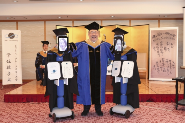 Cegah COVID-19, Kampus di Jepang Gelar Wisuda Virtual Pakai Robot