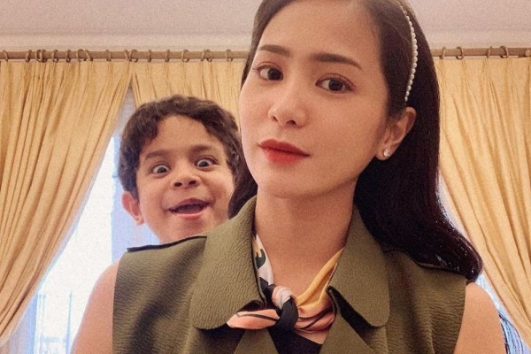 Lebih Cocok Jadi Kakak, 10 Foto Kedekatan Artis dan Anaknya