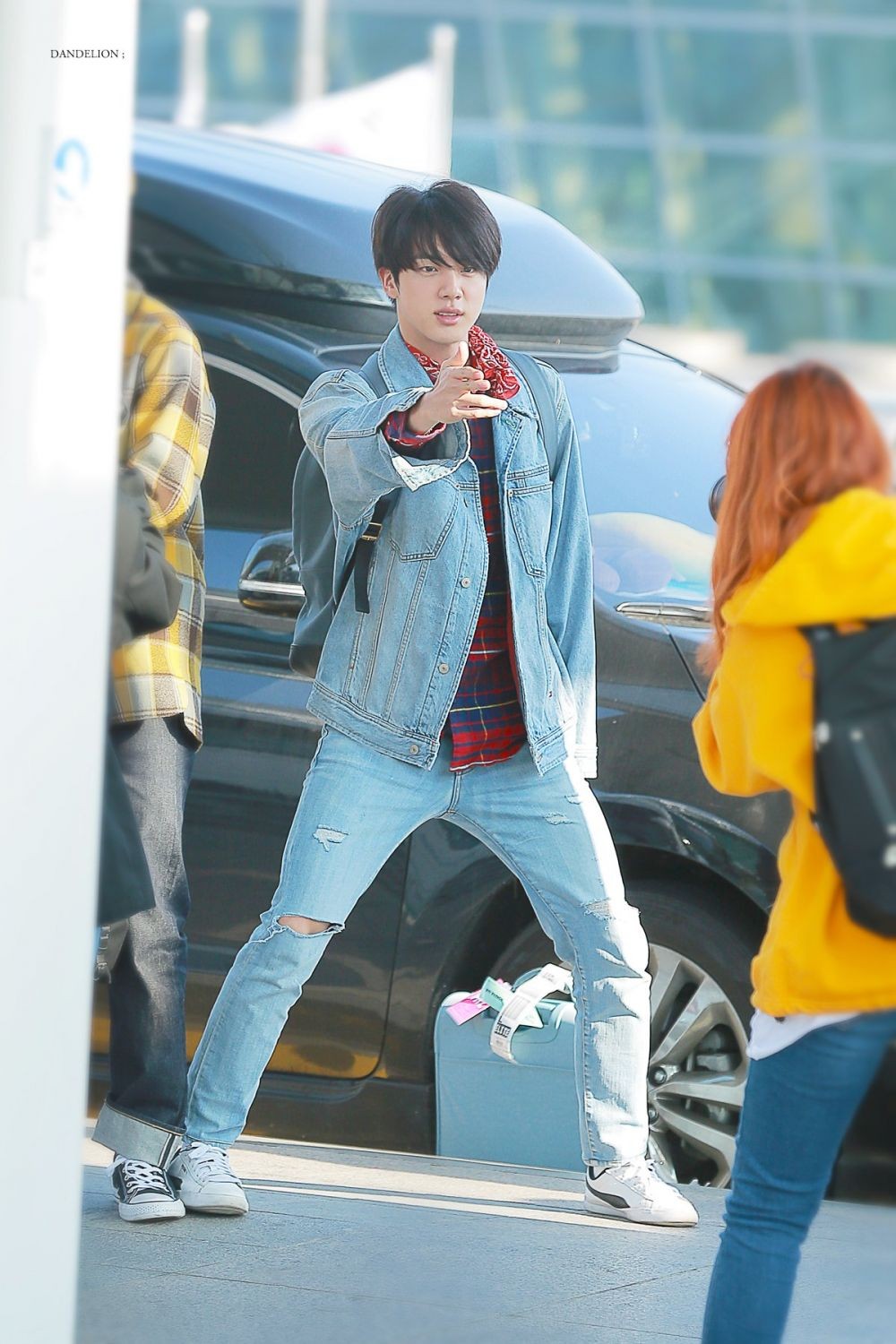 10 OOTD ala Jin BTS yang Bikin Penampilan Jadi Mirip