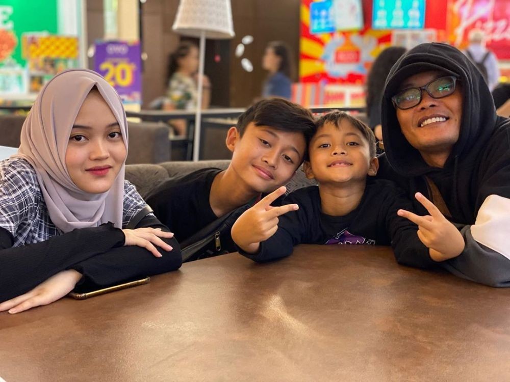 Jadi Ayah Sekaligus Ibu, 7 Artis Ini Dapat Hak Asuh Anak Saat Bercerai