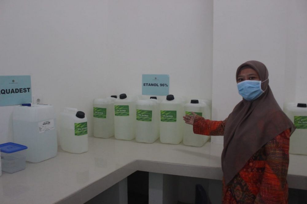 Cegah Penyebaran Corona, RSUM Babat Bagikan 300 Liter Hand Sanitizer