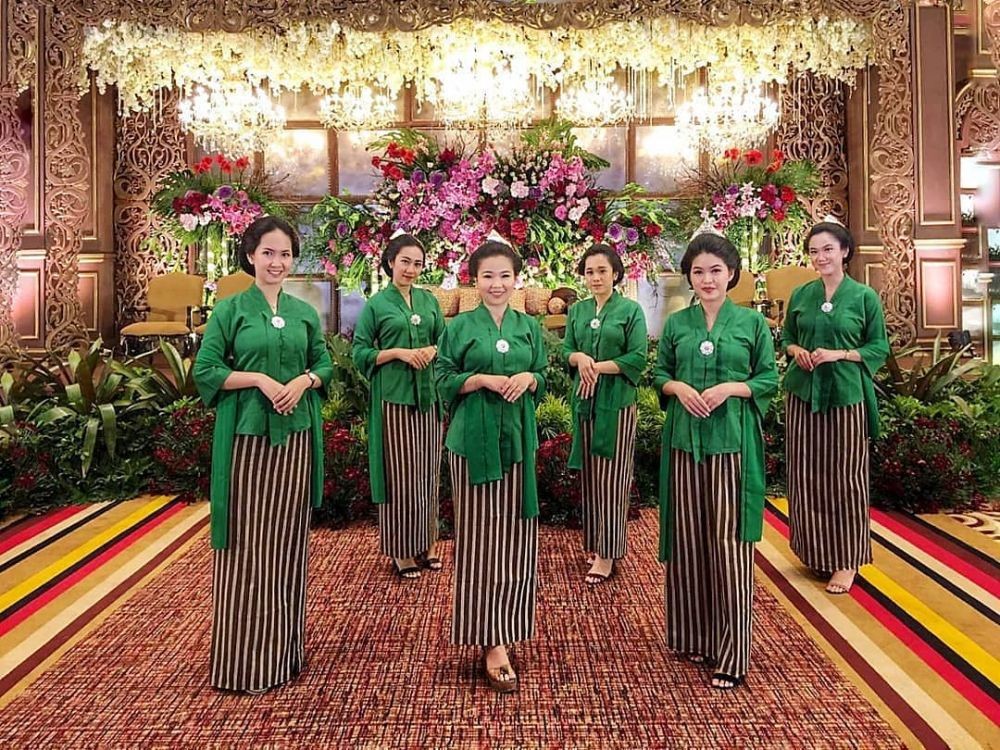 10 Ide Seragam Bridesmaid  dengan Warna Hijau Kompak 