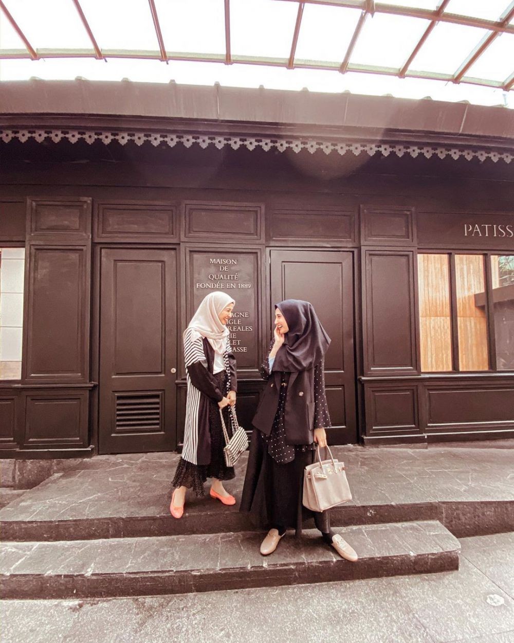 Kece Abis, 10 Adu Gaya Hijab Zaskia Sungkar Vs Laudya Cynthia Bella