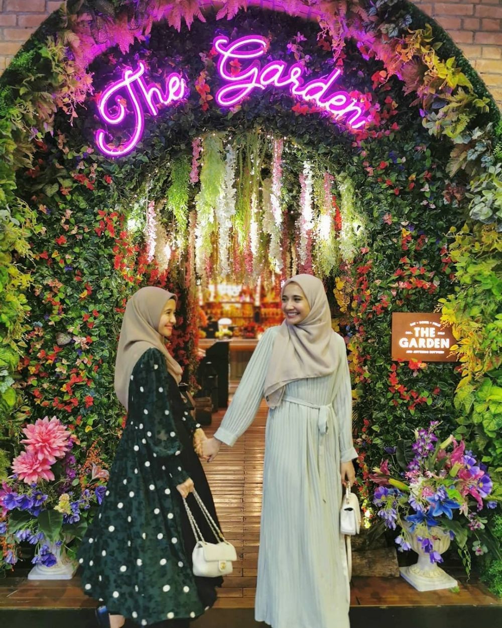 Kece Abis, 10 Adu Gaya Hijab Zaskia Sungkar Vs Laudya Cynthia Bella