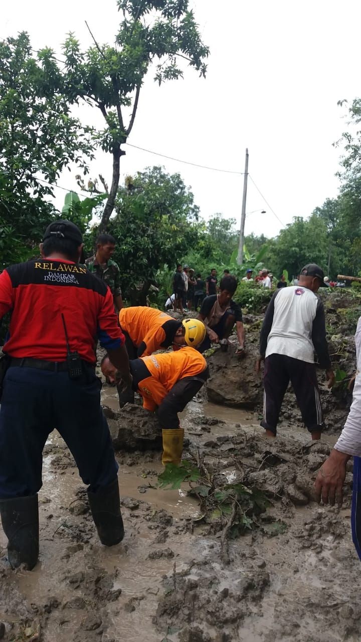 Hujan Semalaman, Tanah Longsor di Pleret Bantul Tutup Akses Jalan