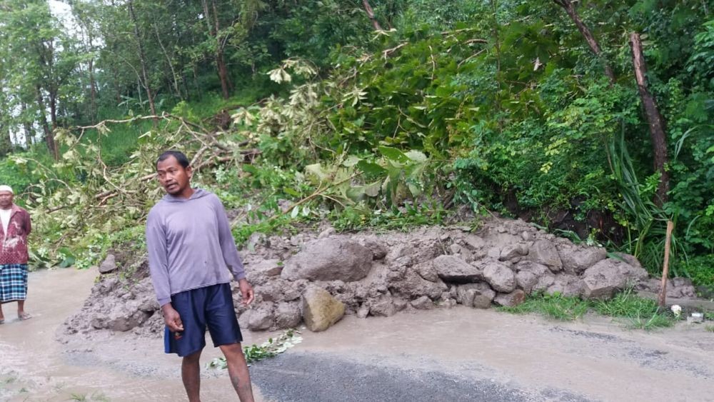 Hujan Semalaman, Tanah Longsor di Pleret Bantul Tutup Akses Jalan
