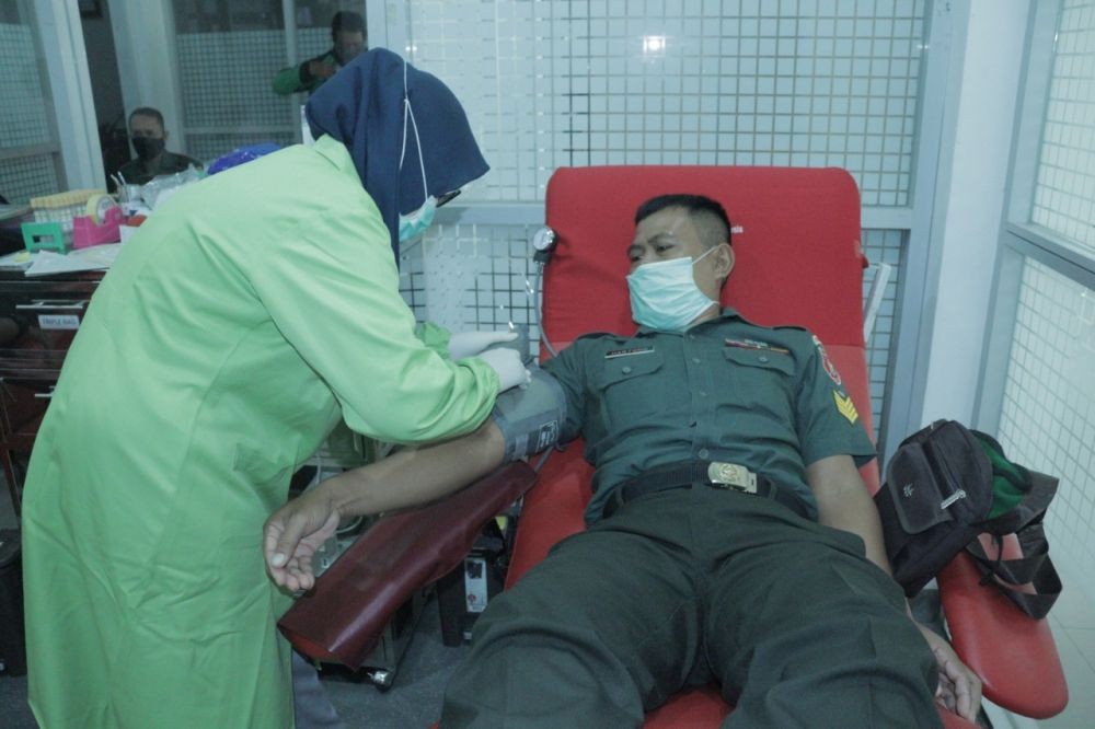 Atasi Kekurangan Pasokan saat Wabah COVID-19, Prajurit TNI Donor Darah