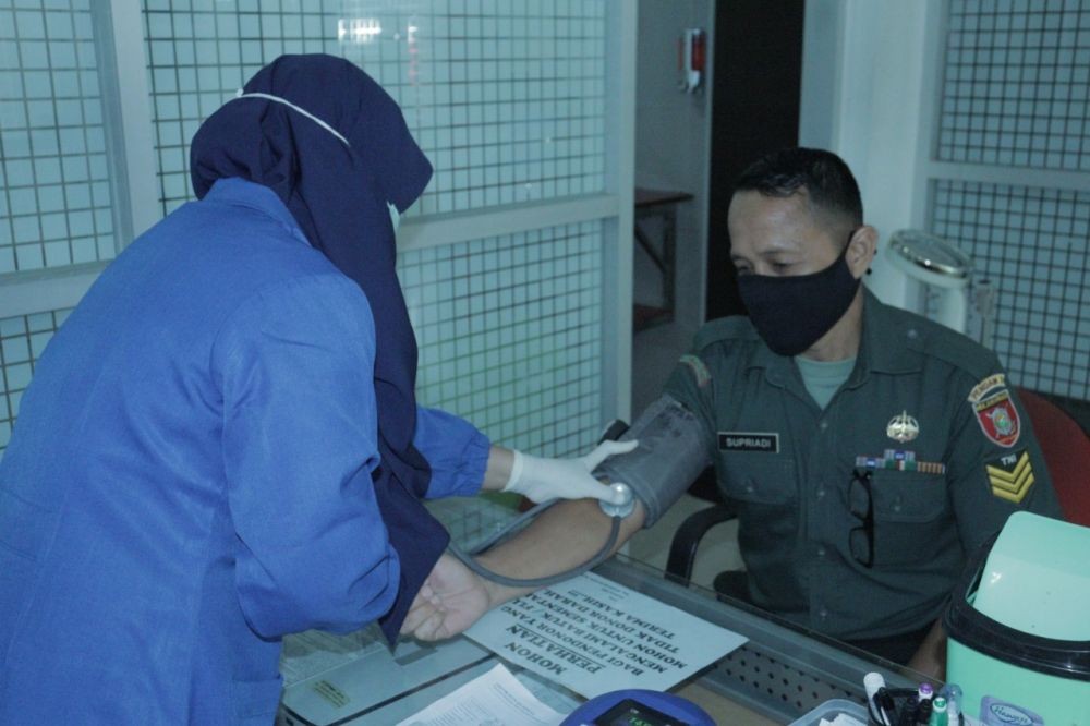 Atasi Kekurangan Pasokan saat Wabah COVID-19, Prajurit TNI Donor Darah