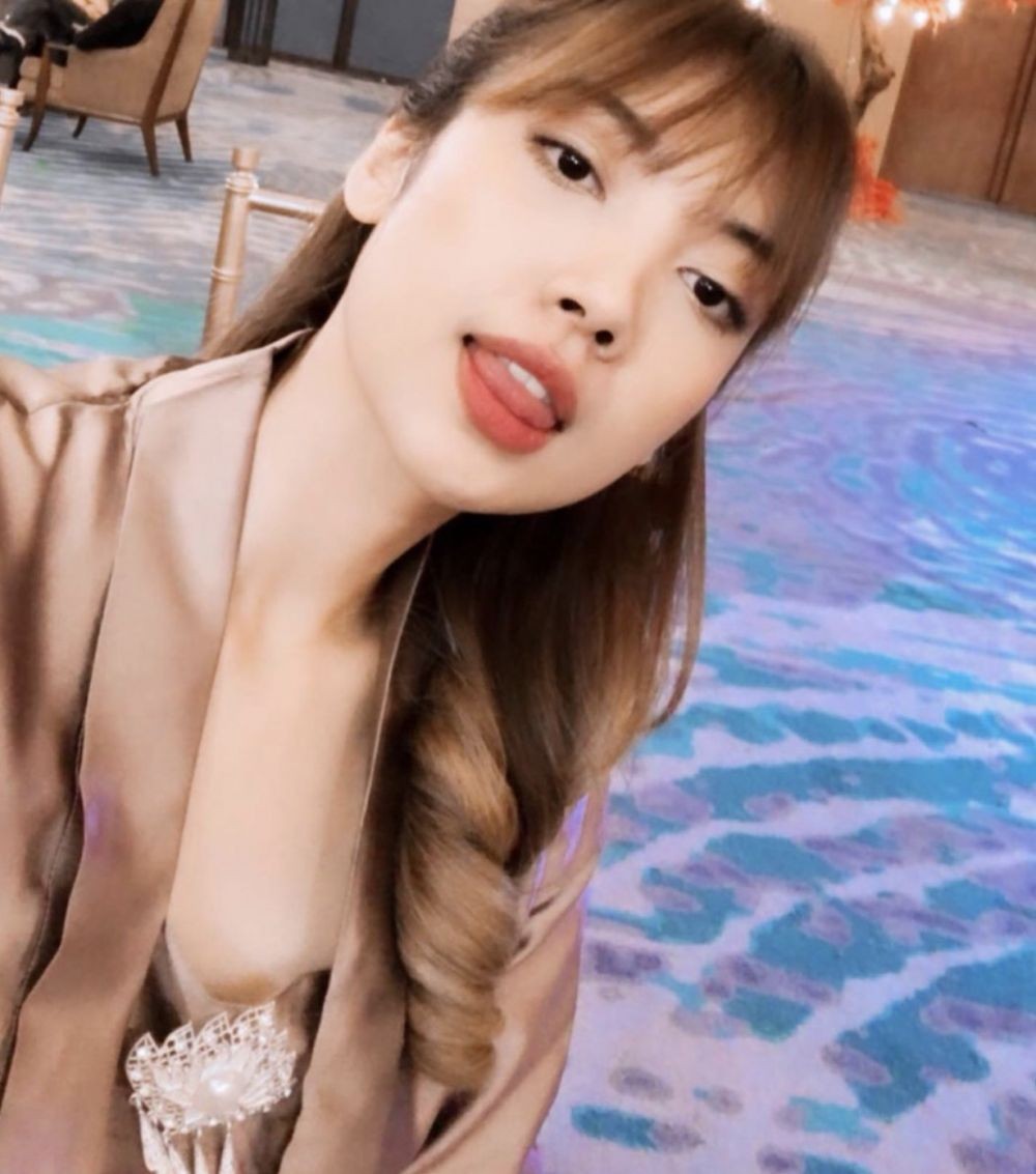 Bak Kembaran Lisa BLACKPINK, 10 Potret Selebgram Bella Kuku Tanesia