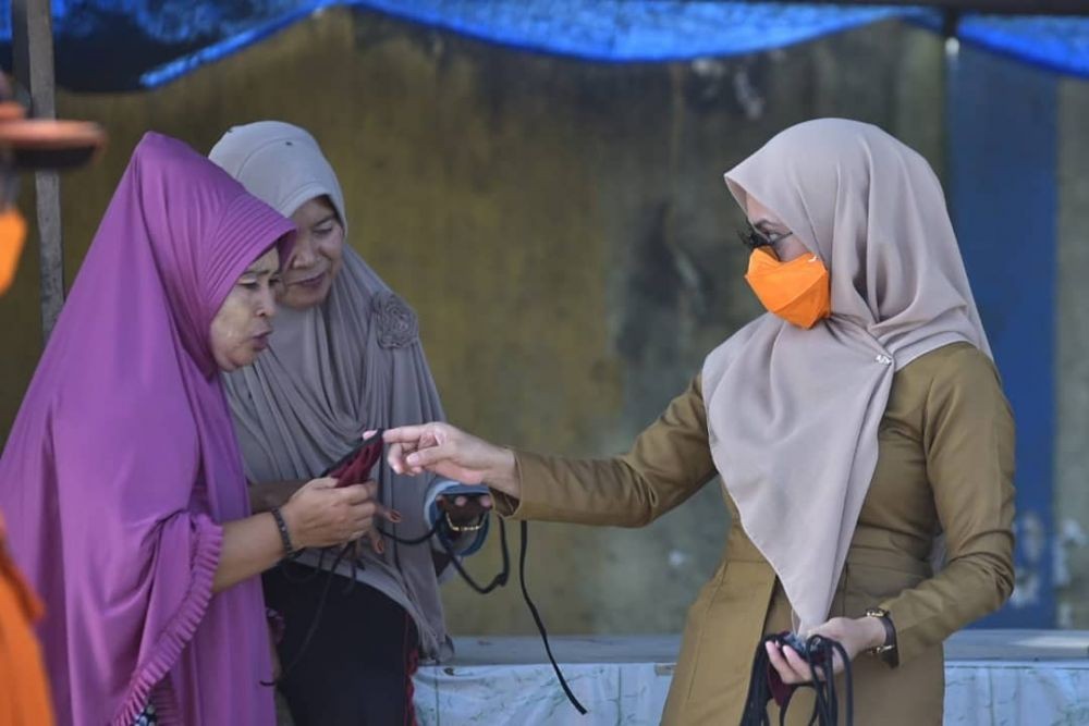 Bupati Luwu Utara Indah Putri Bagikan Masker Kain ke Warga