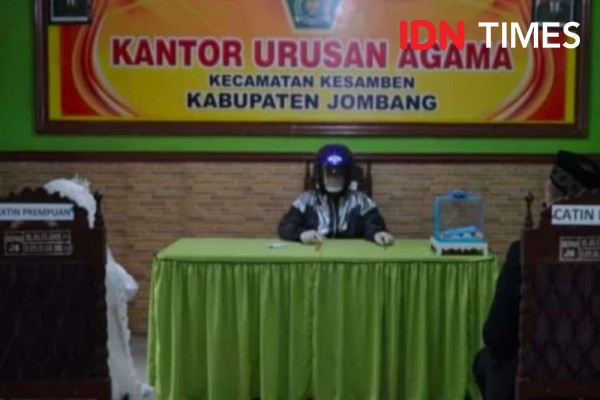Cegah Penularan COVID-19, Penghulu di Jombang Pakai Helm dan Jas Hujan