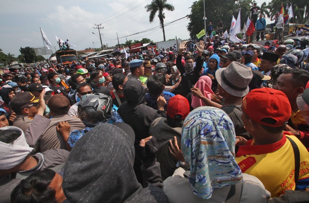 Tuntut UMP Naik, Ribuan Buruh Tangerang Geruduk Kantor Gubernur Banten