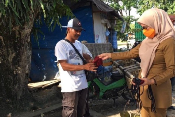 Bupati Luwu Utara Indah Putri Bagikan Masker Kain ke Warga