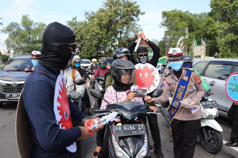 Satlantas Polres Bantul Ingatkan Pengendara Selalu Memakai Masker 