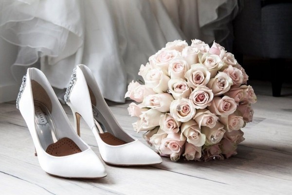 Kami Tahu Sepatu Pernikahan yang Cocok Untukmu dari Pilihan Gaun Pengantin Ini
