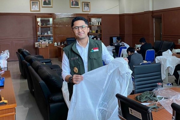 Ruang Kerja Hengky Kurniawan Disulap Jadi Tempat Produksi APD & Masker