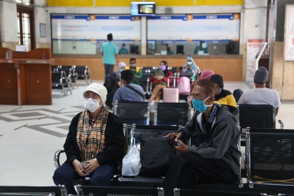 Daop 8 Surabaya Wajibkan Seluruh Penumpang Kereta Api Pakai Masker