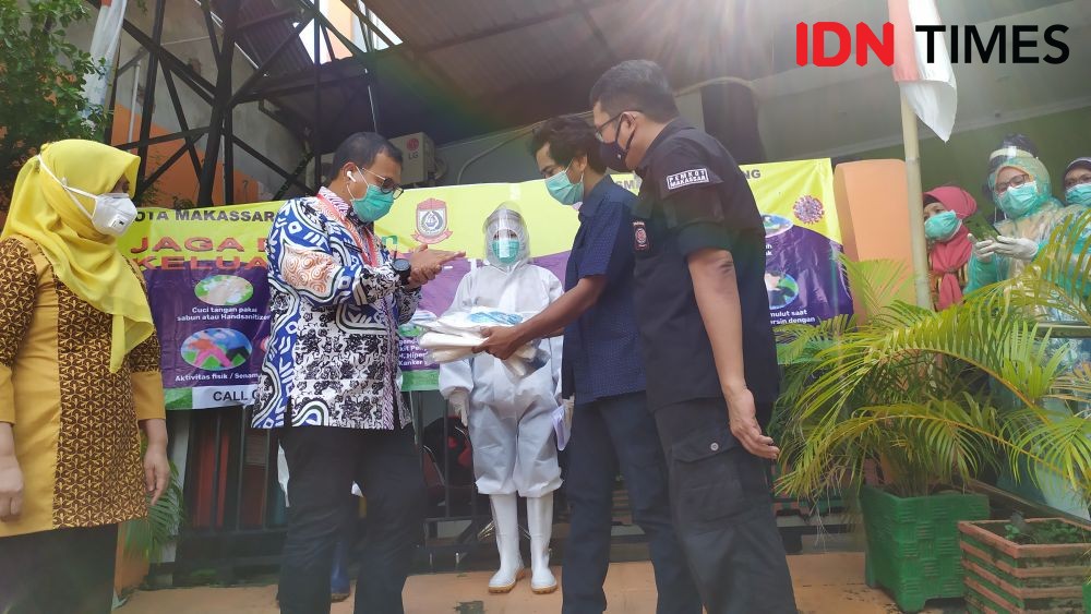 Jurnalis Peduli Kemanusiaan Sulsel Salurkan Bantuan APD ke Puskesmas  