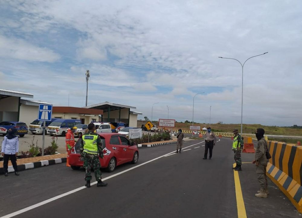 Pengendara Tol Kayuagung-Palembang Dihadang Petugas di Pintu Keluar