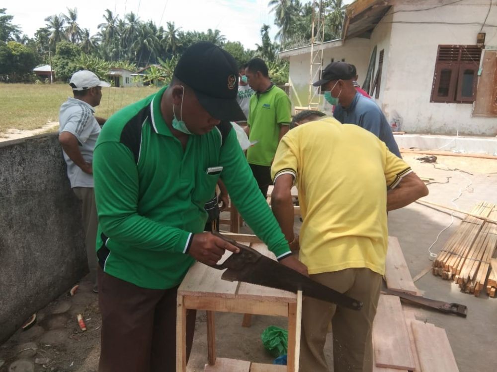 Relawan COVID-19 di Langkat Gotong Royong Bikin Wastafel Portable