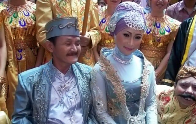 Tak Pandang Umur, 6 Artis Ini Menemukan Jodoh di Usia Senja!