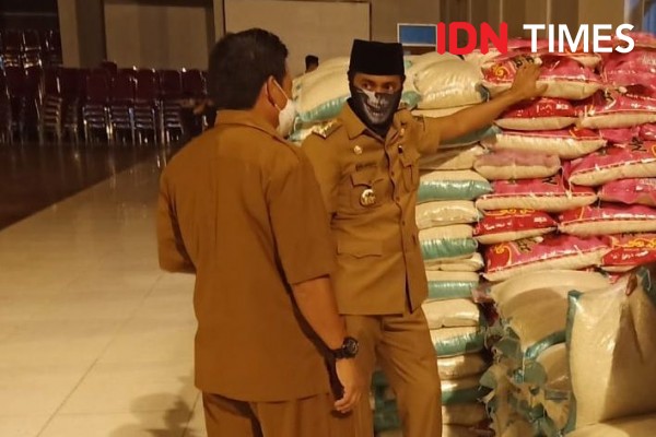 Dampak COVID-19, Bupati AGM Bagikan Sembako Gratis kepada 56 Ribu KK