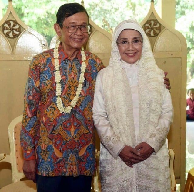 Jodoh Tak Pandang Umur, 6 Artis yang Menikah di Usia Senja