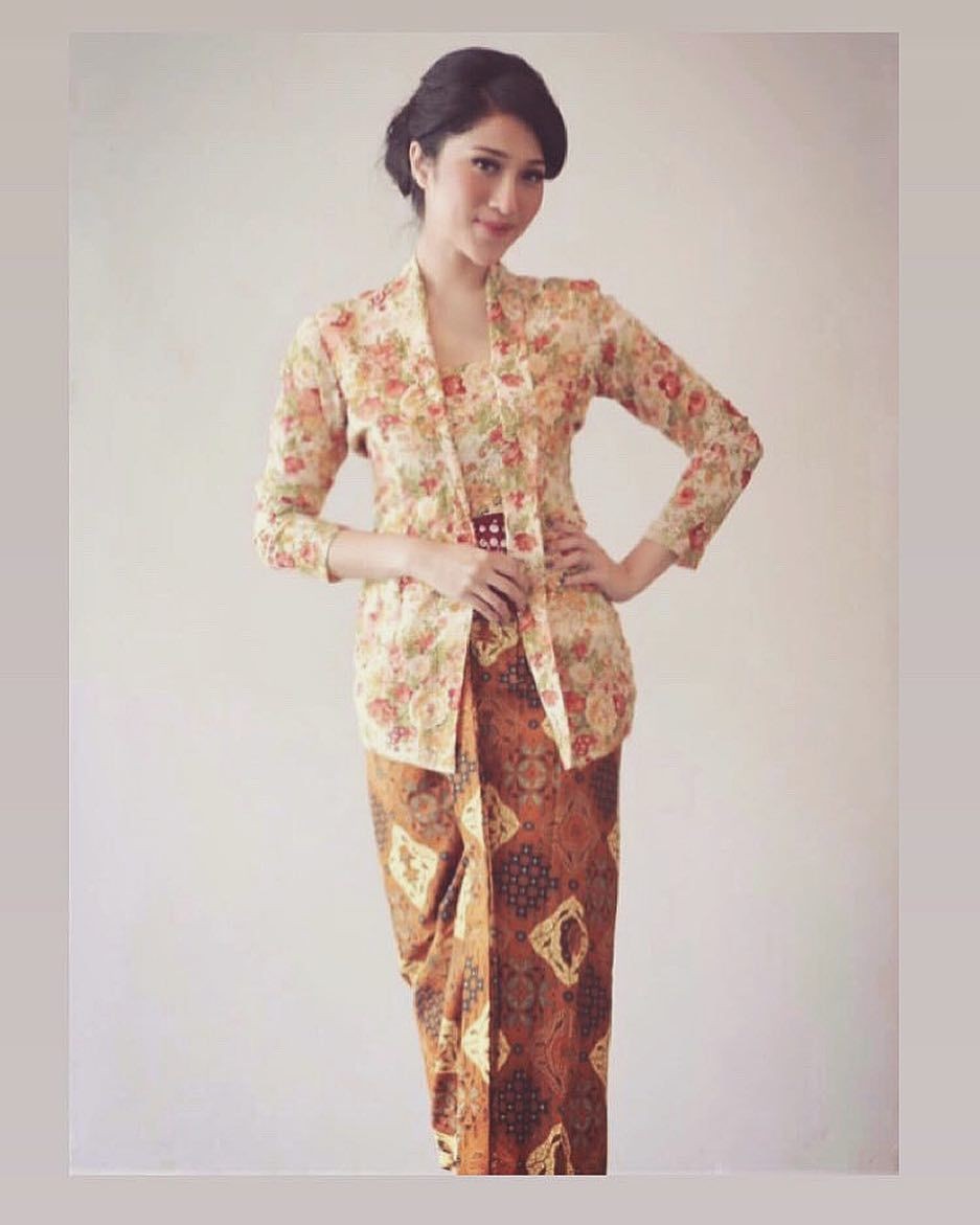 Kebaya merah di hotel