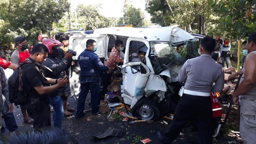 Laka Tunggal di Wates, Sopir dan Penumpang Tergencet Bodi Mobil