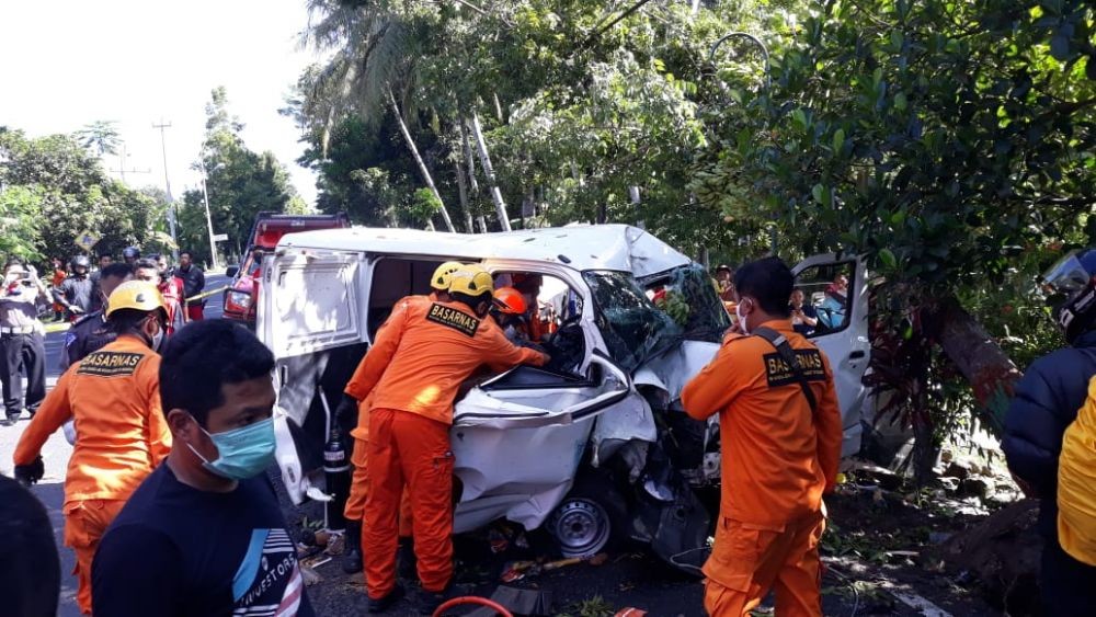 Laka Tunggal di Wates, Sopir dan Penumpang Tergencet Bodi Mobil