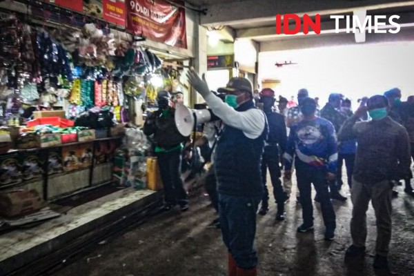 Bupati Bagikan Masker di Lembang, Warga Malah Berkerumun