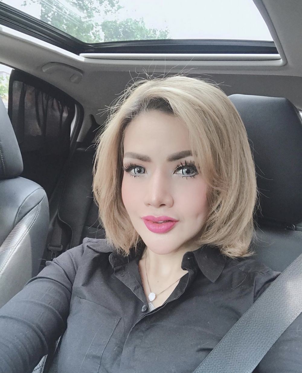 10 Potret Gaya Kece Barbie Kumalasari Saat Selfie di Dalam Mobil Mewah