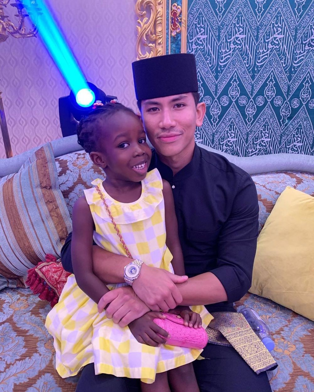 Bikin Jatuh Hati, 10 Potret Pangeran Brunei Mateen Bareng Anak-anak