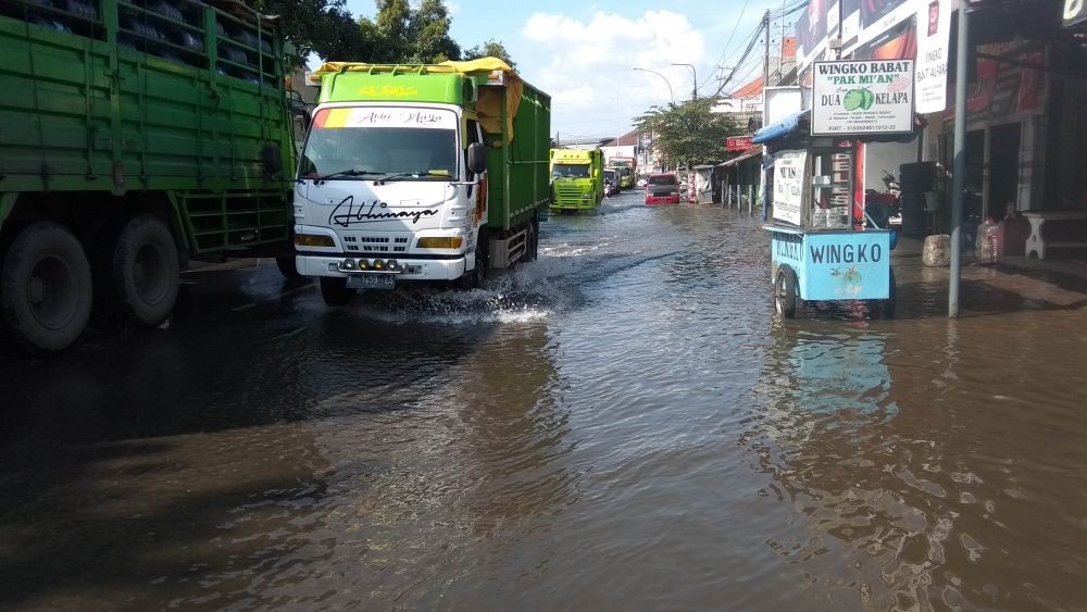 Rendam Rumah, Banjir di Lamongan Juga Memutus Jalan Lintas Kabupaten