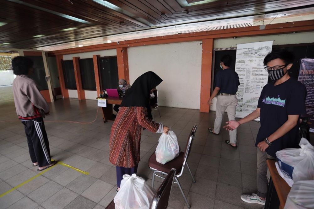 Pemkot Makassar Klaim Sudah Bagikan 15.000 Paket Sembako untuk Warga 
