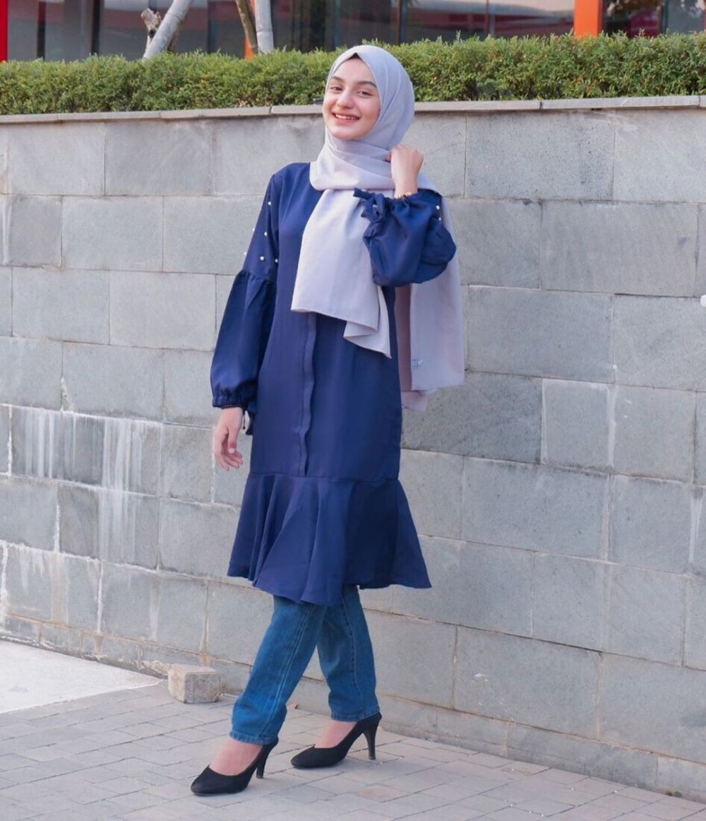 10 Gaya Padu Padan Tunik Jeans Super Modis buat Hijabers