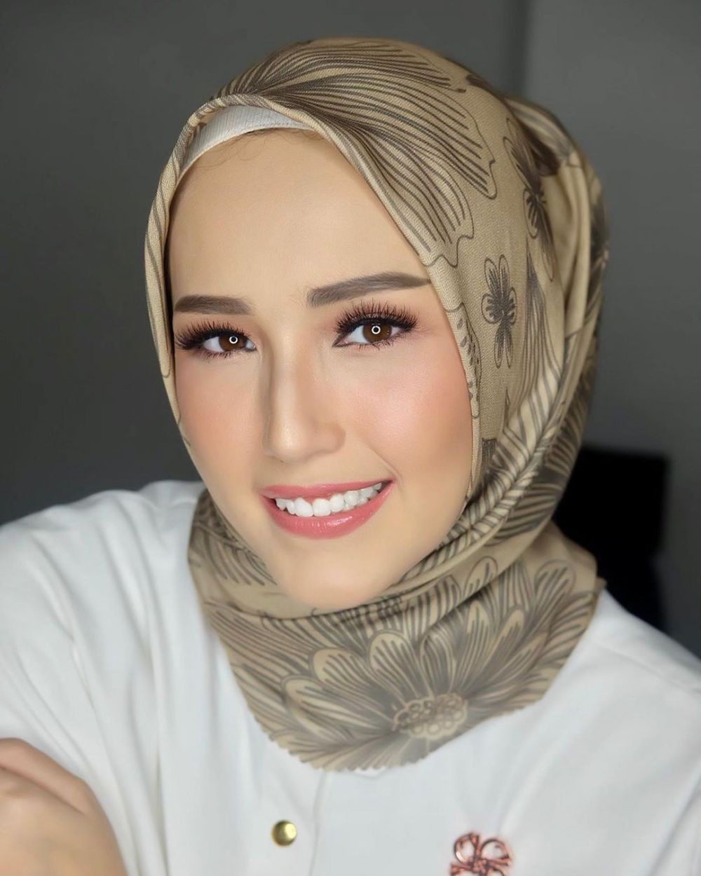 Referensi untuk Ramadan, 9 Inspirasi Hijab Santun ala Adelia Pasha