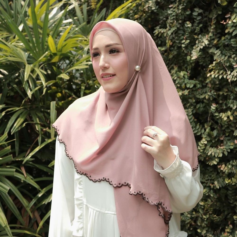 Referensi untuk Ramadan, 9 Inspirasi Hijab Santun ala Adelia Pasha