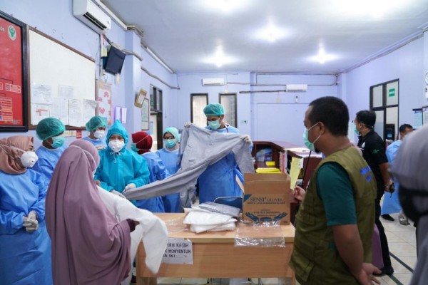 Wagub Sulsel Serahkan APD Buatan UMKM untuk Dua Rumah Sakit