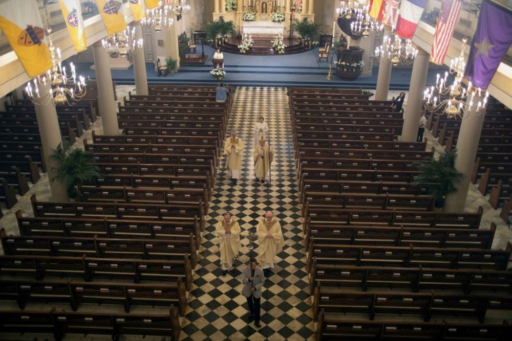 Perayaan Paskah Berbagai Negara, Umat Tempel Potret di Kursi Gereja