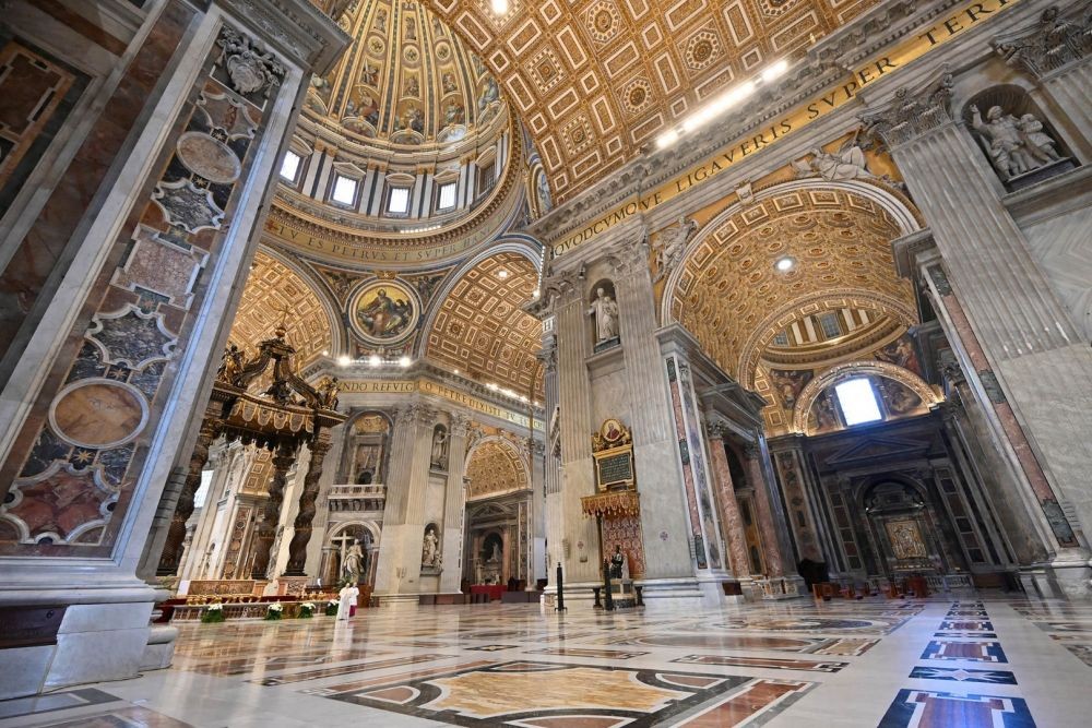 Perayaan Paskah Berbagai Negara, Umat Tempel Potret di Kursi Gereja