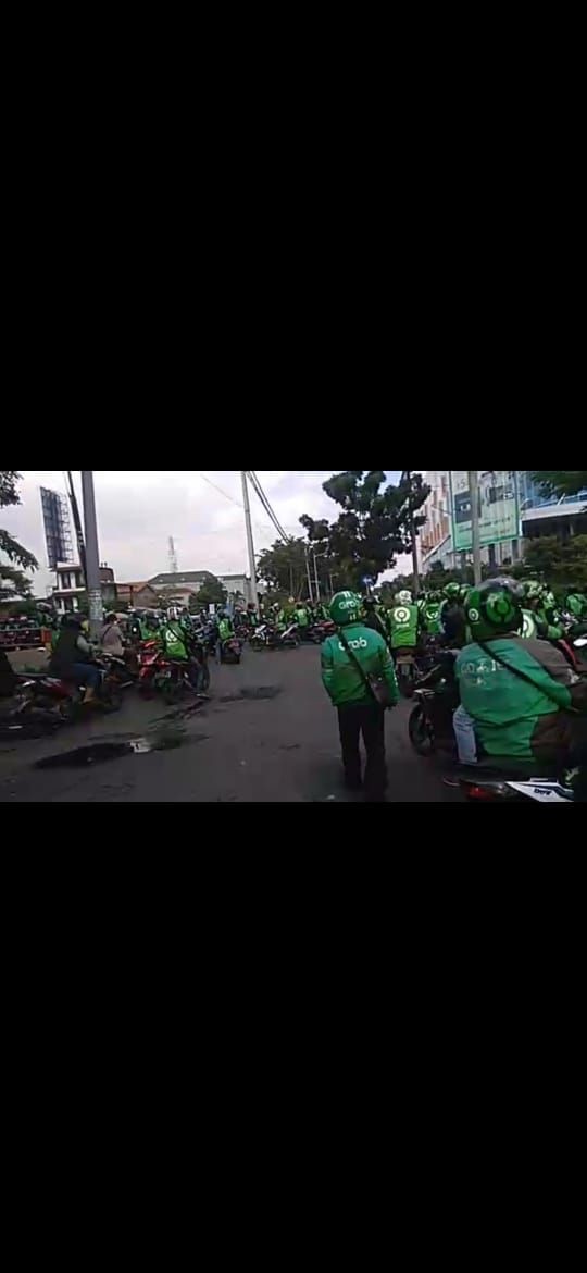 Viral Video Driver Ojol Adang Truk Sembako di Surabaya, Ini Faktanya